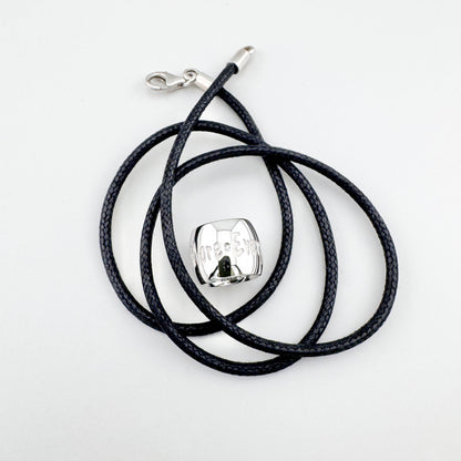 Naszyjnik z cylindryczną zawieszką na czarnym plecionym sznurku o minimalistycznym charakterze