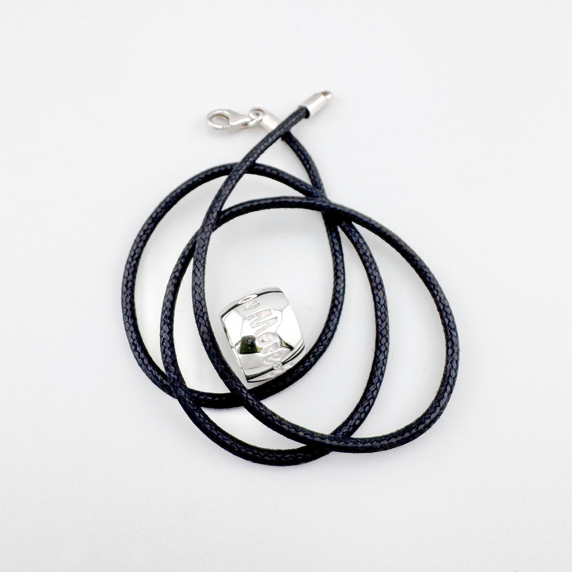 Collier à pendentif cylindrique Bliss sur cordon noir, style minimal et moderne