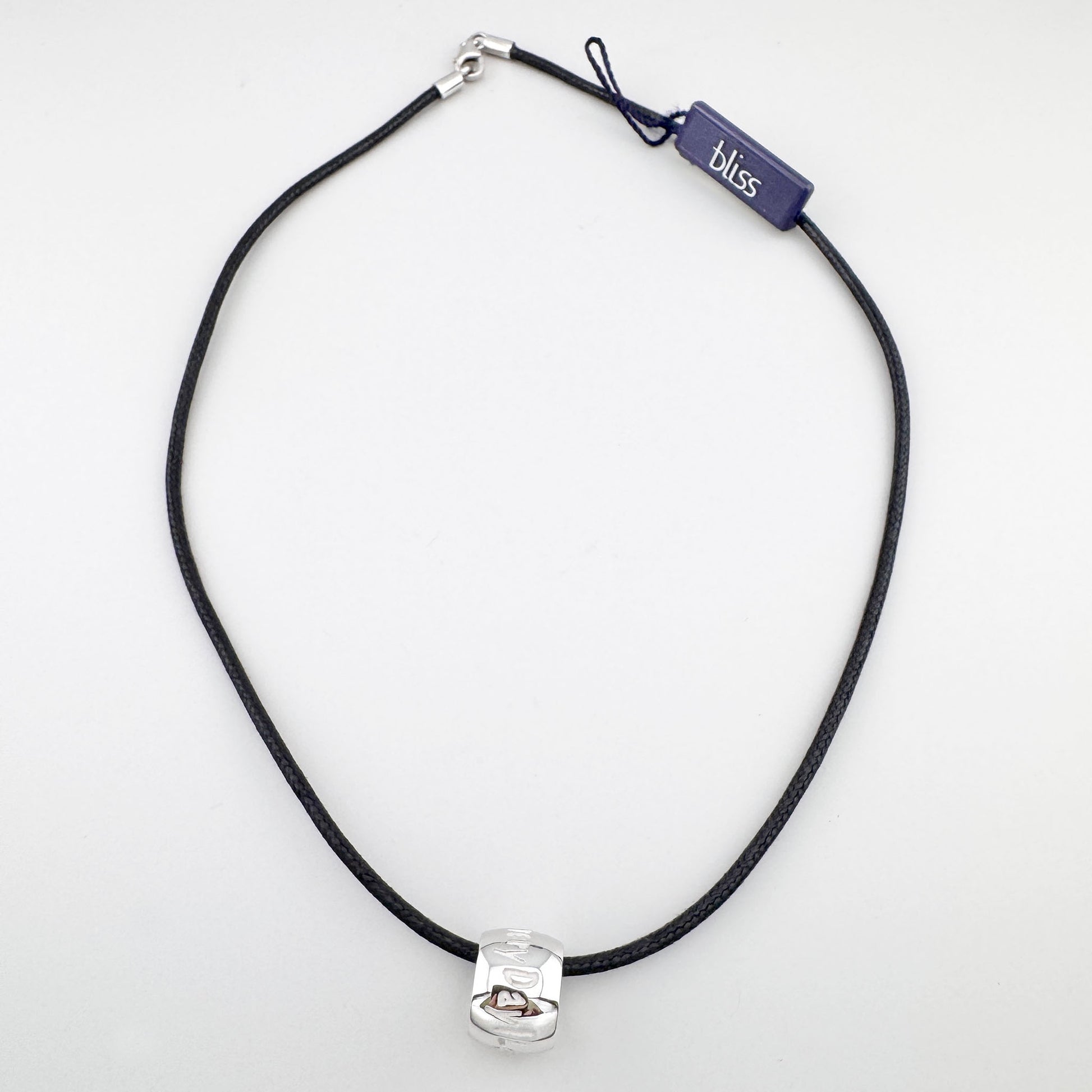 Collar con colgante cilíndrico Bliss en cordón negro, acento moderno y discreto