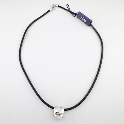 Collar con colgante cilíndrico Bliss en cordón negro, acento moderno y discreto