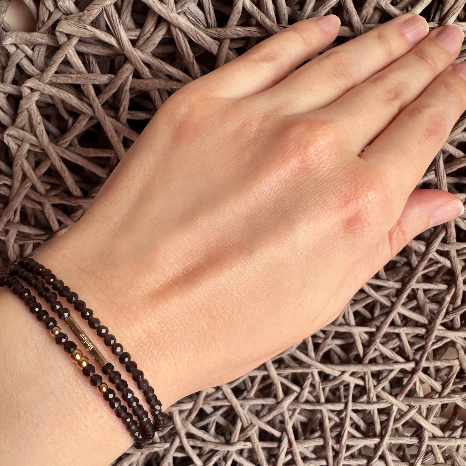 Collar IRL con cuentas facetadas de ágata oscura y cierre regulable