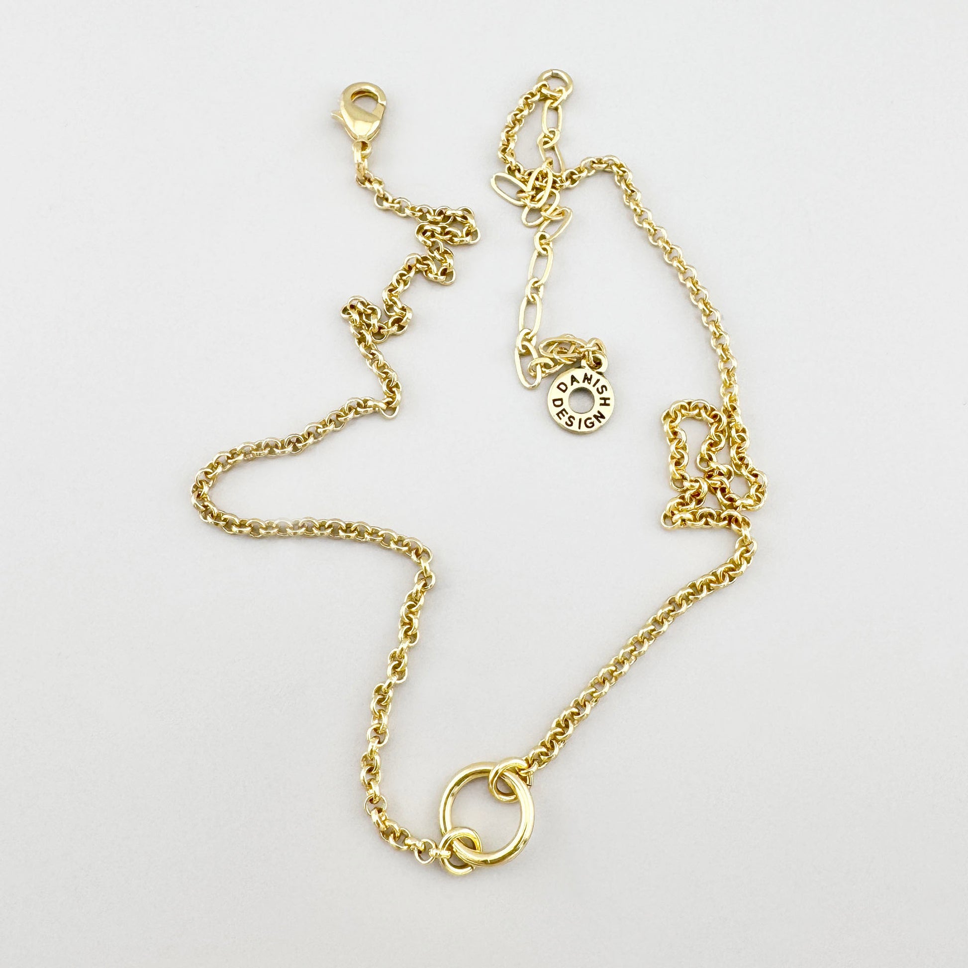Collier Pilgrim doré avec pendentif rond et design minimaliste