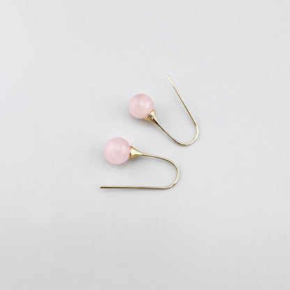 Pendientes delicados con cuarzo rosa y gancho dorado de forma clásica