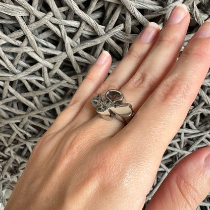 Anello Bliss Gioielli dal design scultoreo indossato sulla mano