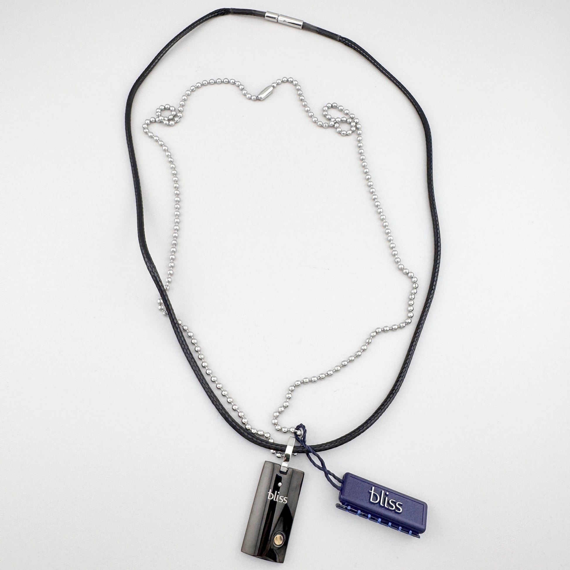 Bliss Gioielli Doppelketten‑Collier mit Stahlglanz und schwarzem Band, dezenter moderner Akzent
