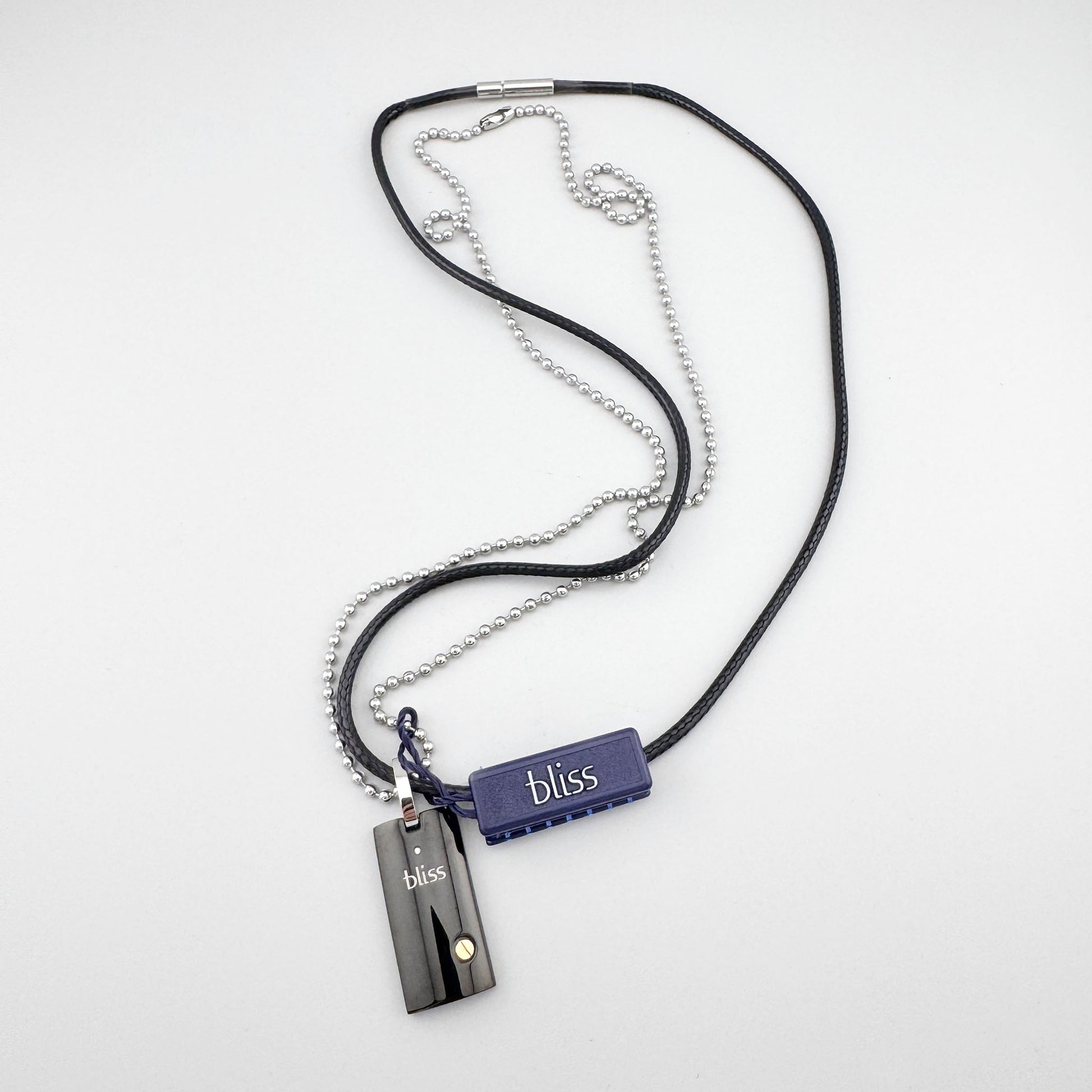 Naszyjnik z podwójnym łańcuchem Bliss Gioielli ze stalowym blaskiem i czarnym sznurkiem, nowoczesny akcent przy szyi