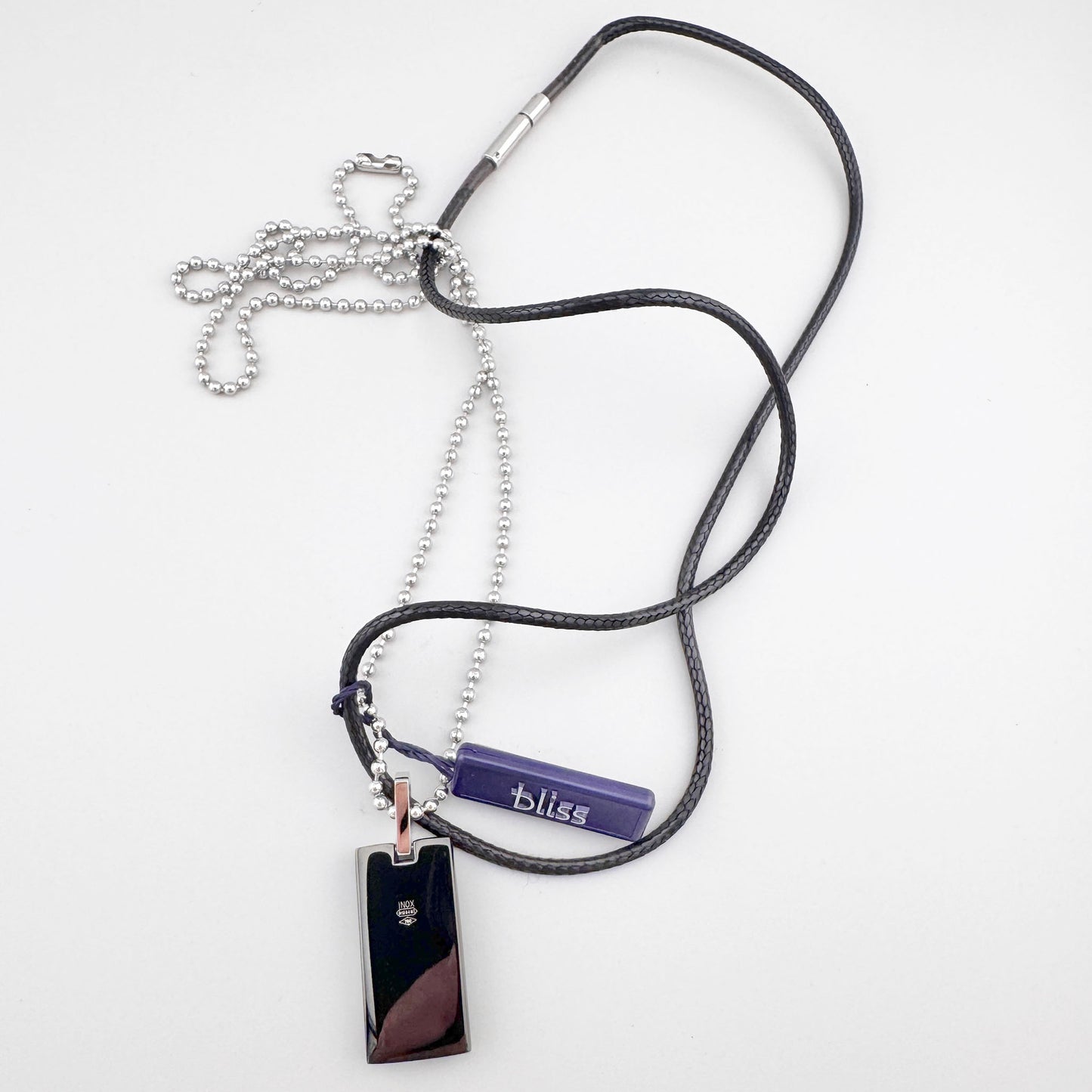 Collar de doble cadena Bliss Gioielli con brillo metálico y cordón negro, estilo moderno y refinado