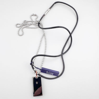 Collar de doble cadena Bliss Gioielli con brillo metálico y cordón negro, estilo moderno y refinado