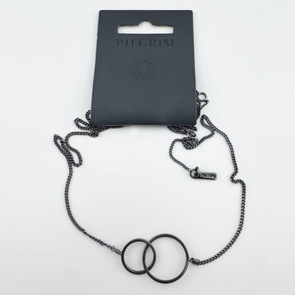 Collar de dos aros con acabado rodiado y estilo minimalista moderno