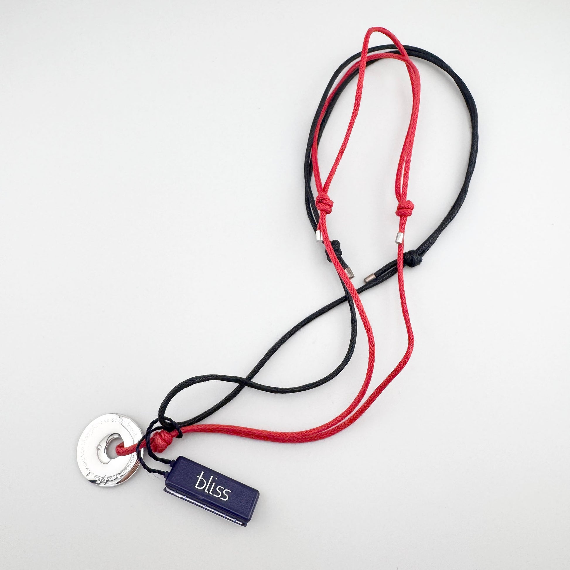 Naszyjnik z dwukolorowym sznurkiem czerwono‑czarnym z okrągłą zawieszką