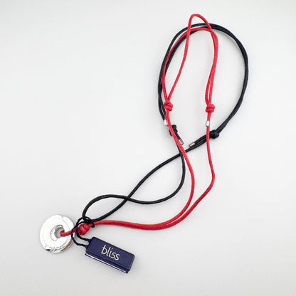 Naszyjnik z dwukolorowym sznurkiem czerwono‑czarnym z okrągłą zawieszką