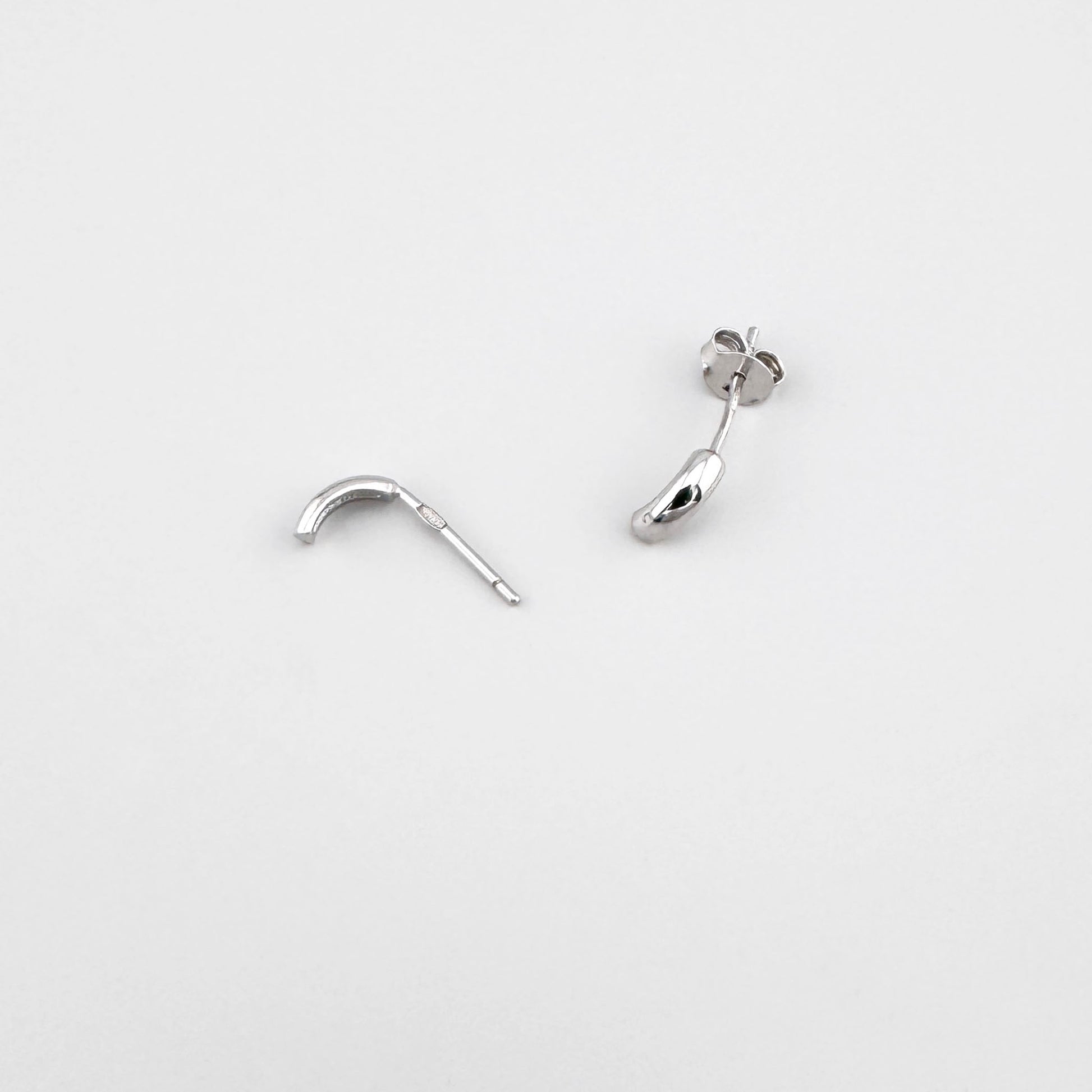 Schlichte Silber-Ohrstecker mit sanfter Kurve und elegantem Glanz