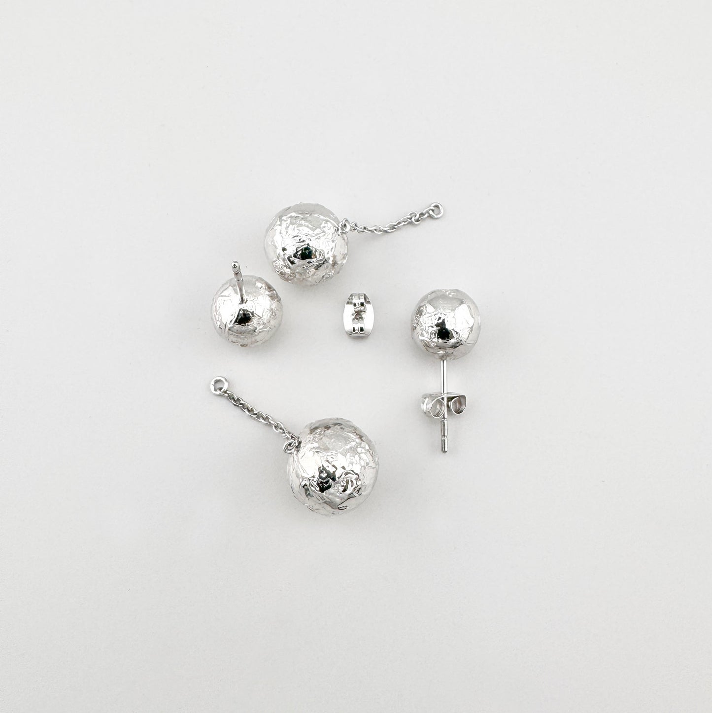 Boucles d’oreilles a petites boules Bliss Gioielli posees ensemble, argent lumineux