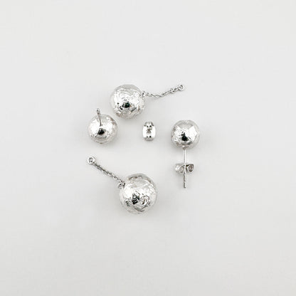 Boucles d’oreilles a petites boules Bliss Gioielli posees ensemble, argent lumineux