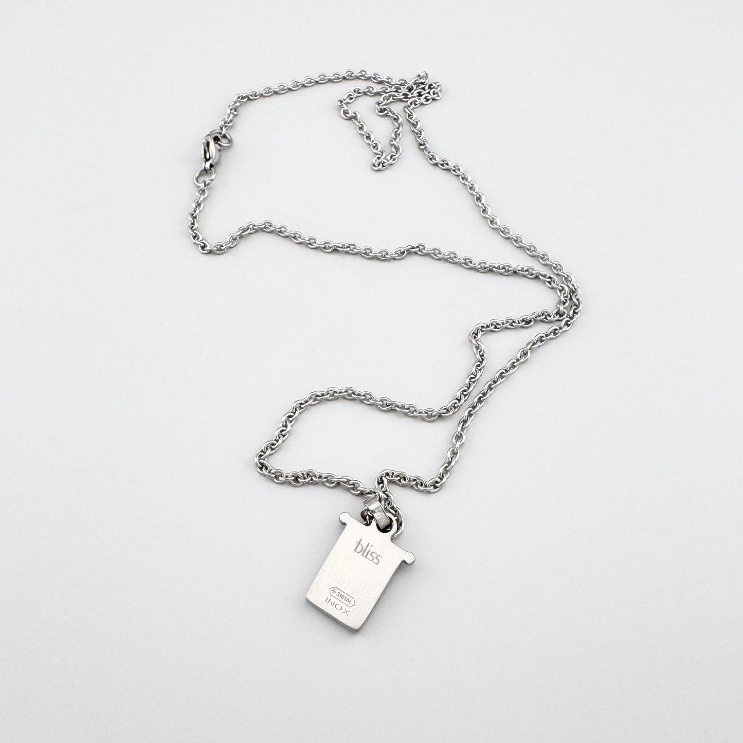 Деталь підвіски з емаллю червоно-жовтого кольору, мінімалістичний блиск