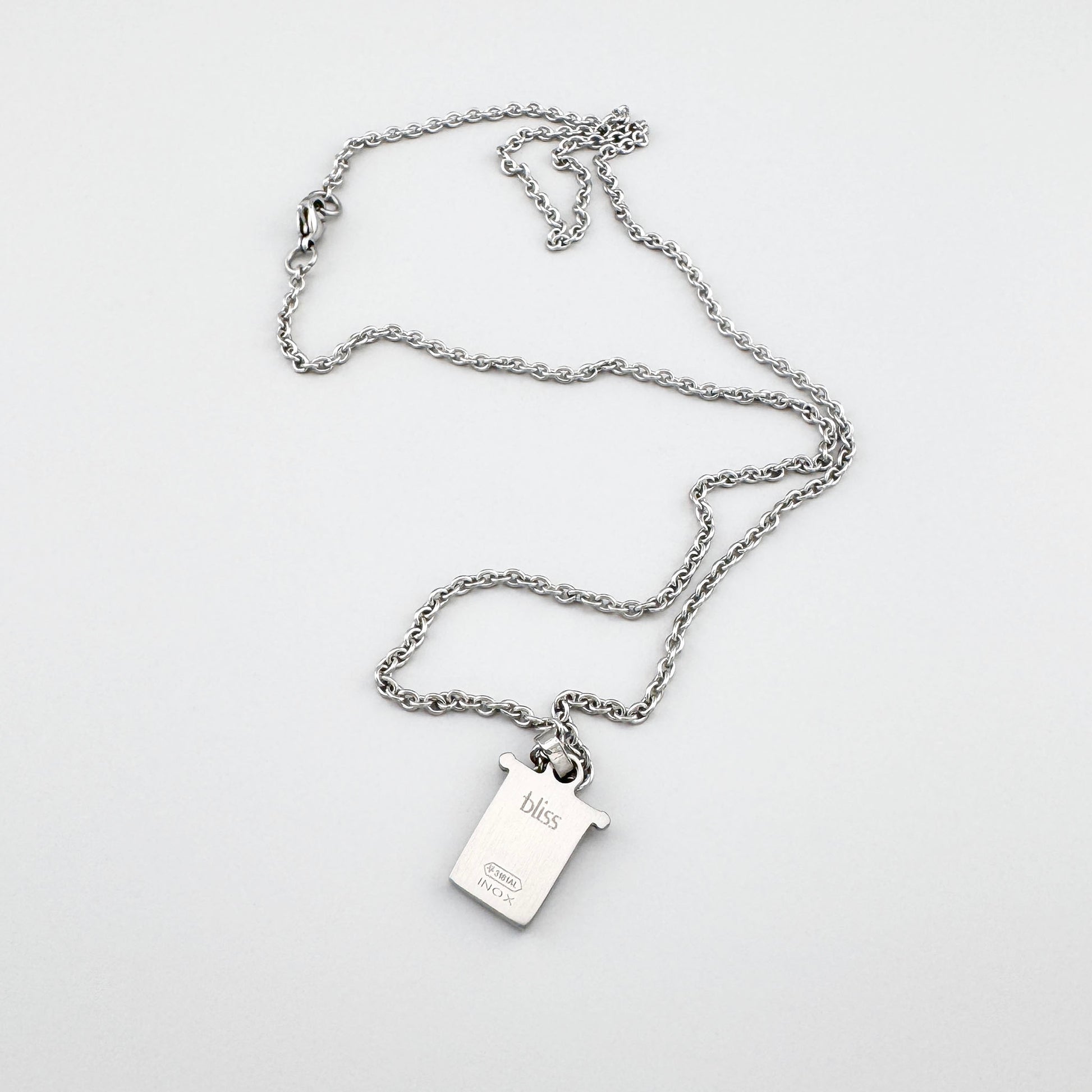 Деталь підвіски з емаллю червоно-жовтого кольору, мінімалістичний блиск