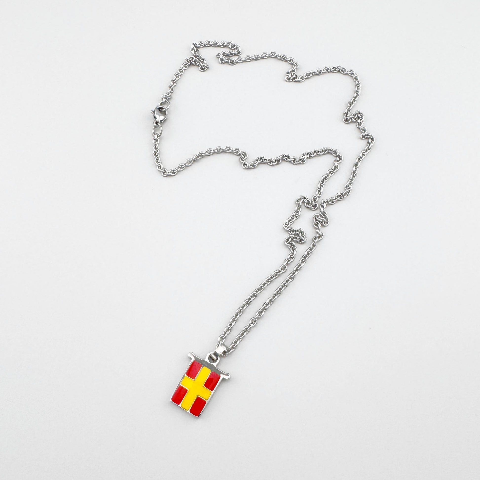 Collier émaillé posé à plat, nuance rouge et jaune, ligne simple