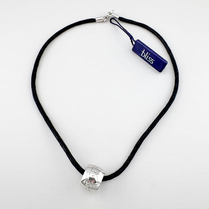 Silberkette 925 mit Gravur an schwarzer Kordel, Detail am Hals