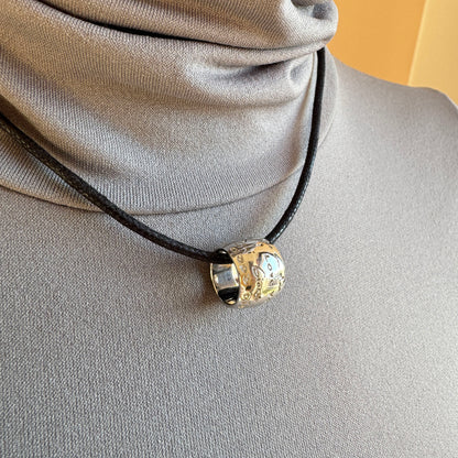 Collier en argent gravé avec diamant, porté près du cou, allure discrète