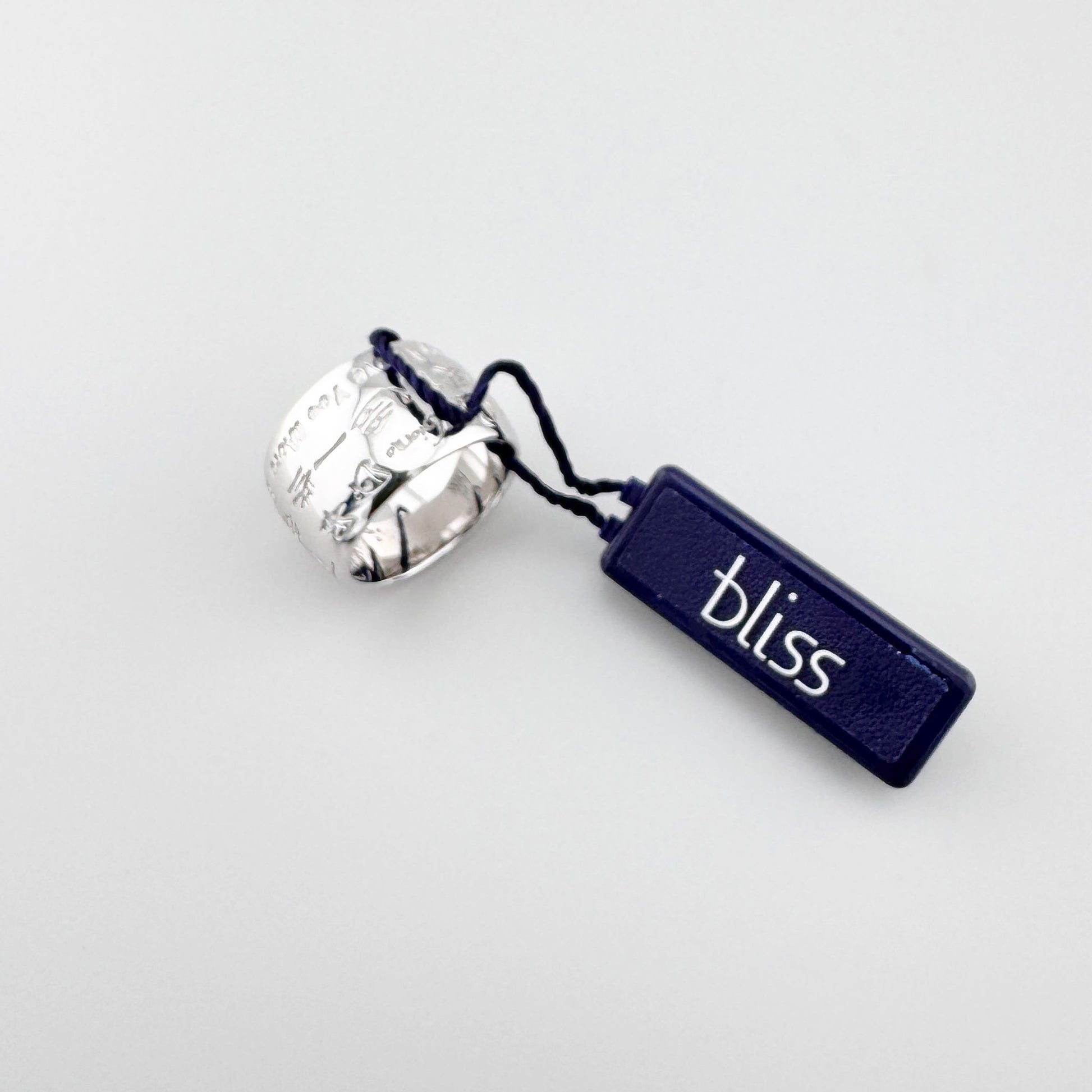 Anillo grabado Bliss Gioielli con forma ancha y brillo plateado limpio