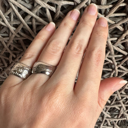 Engraved silver ring Bliss Gioielli worn on the hand with a polished wide band