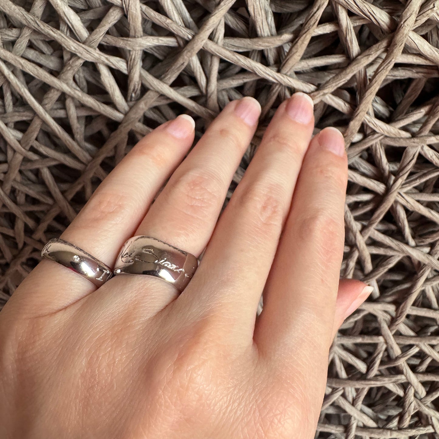 Engraved silver ring Bliss Gioielli worn on the hand with a polished surface