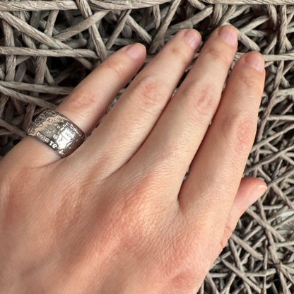 Engraved silver ring Bliss Gioielli worn on the hand with a polished shine