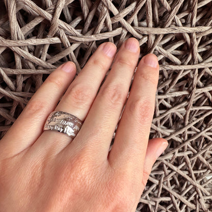 Engraved silver ring Bliss Gioielli worn on the hand with a polished shine