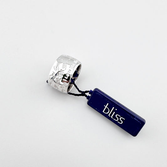 Pierścionek grawerowany Bliss Gioielli o szerokiej srebrnej obrączce i lustrzanym połysku