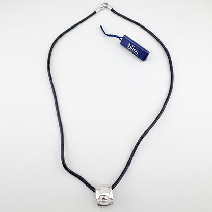 Naszyjnik z grawerowanymi symbolami na czarnym sznurku o spokojnym, znaczącym charakterze