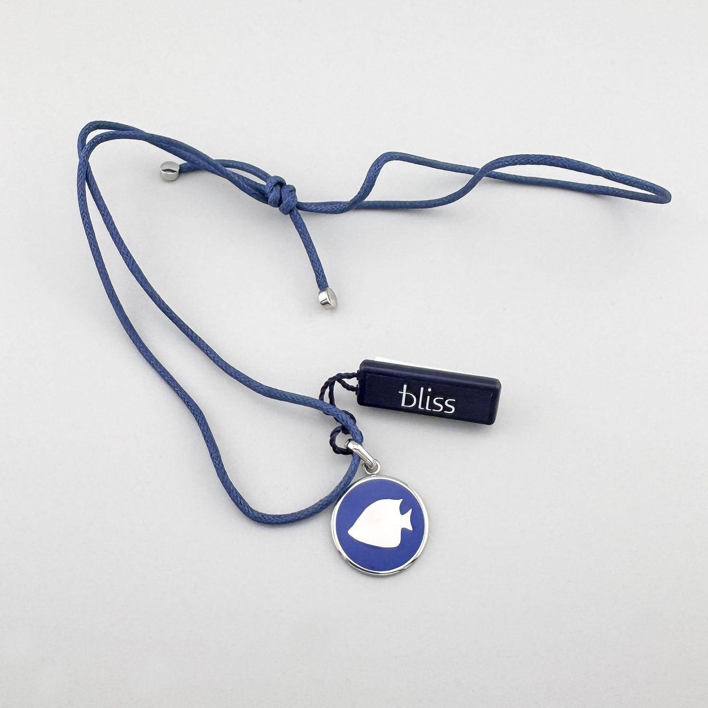 Naszyjnik z zawieszką ryby w niebieskiej emalii na regulowanym sznurku