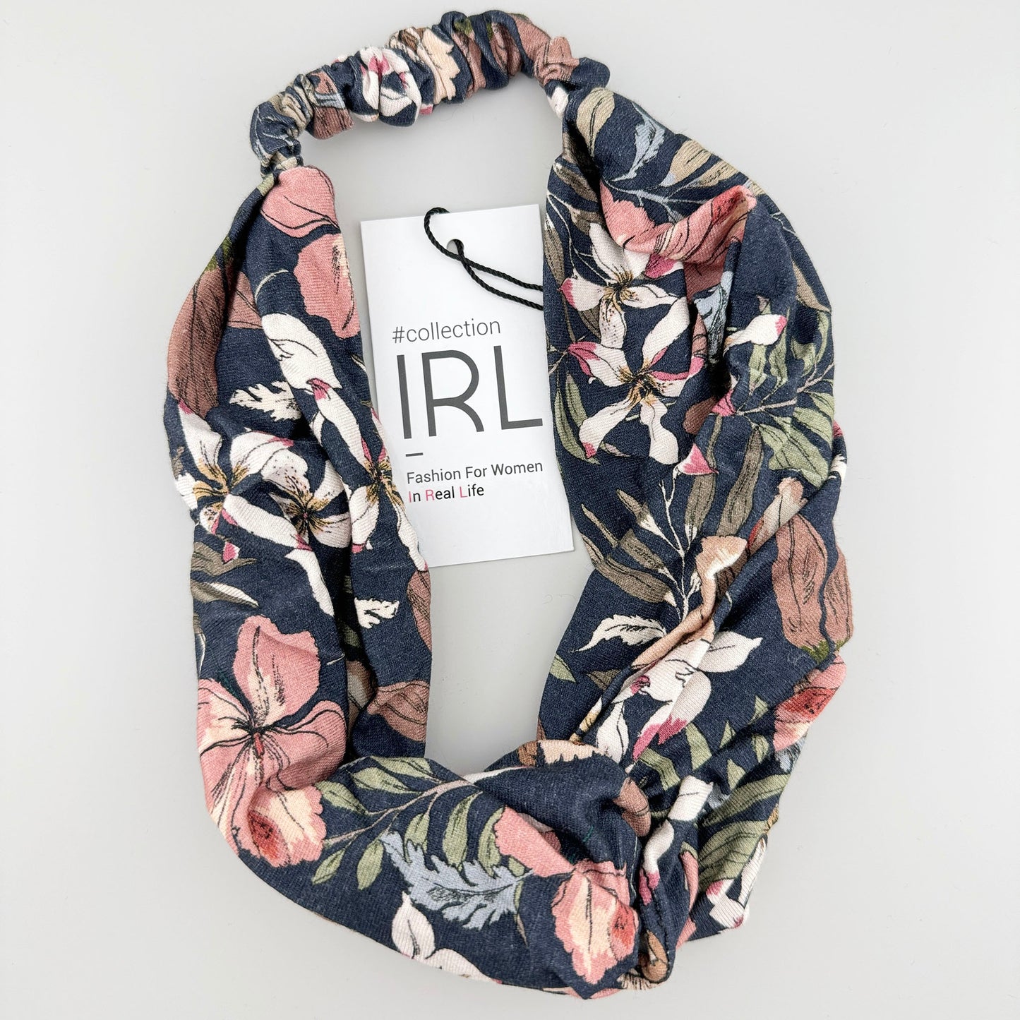 Kwiatowa opaska IRL w granatowym tle z różowymi kwiatami z miękkiej tkaniny
