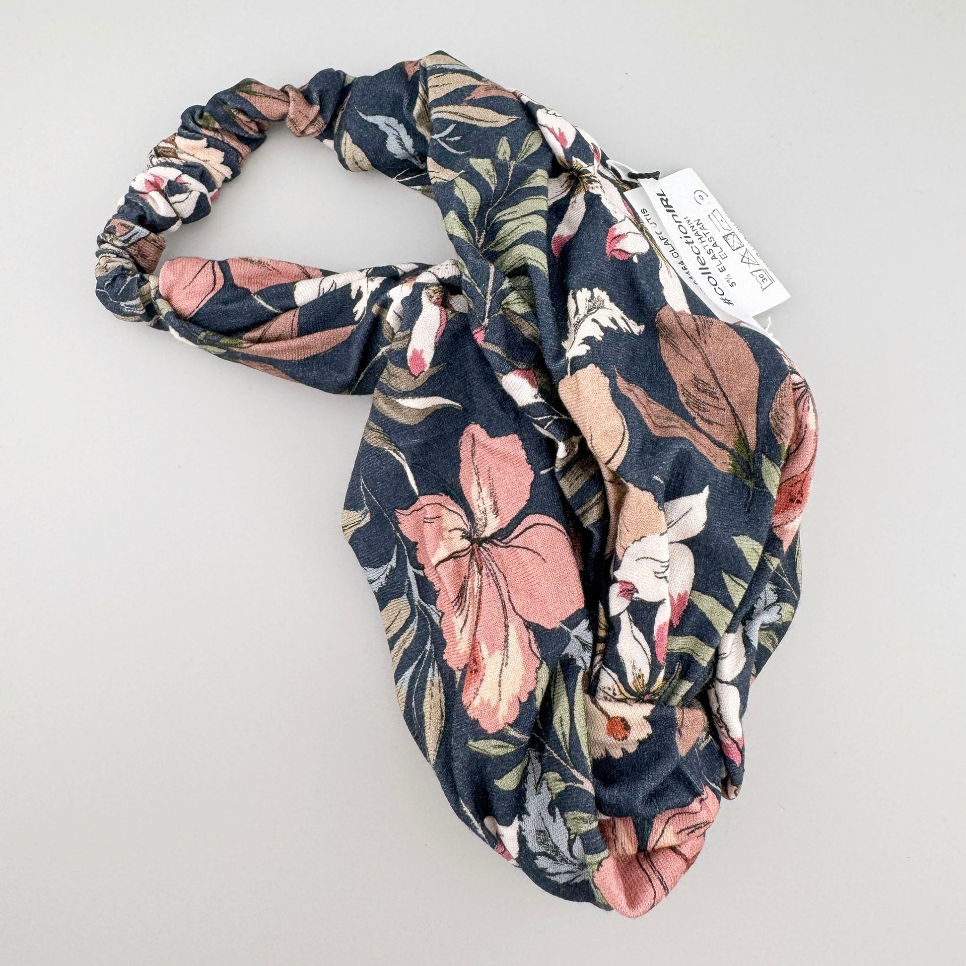 Bandeau IRL à motif floral sur fond sombre avec tissu doux