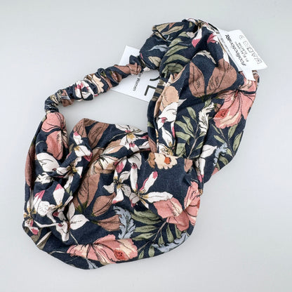 Diadema IRL con estampado floral y etiqueta visible en tejido elástico