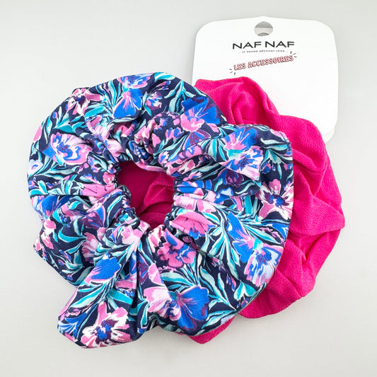 Duże scrunchies Naf Naf w kwiatowy wzór i intensywny róż na wspólnym opakowaniu