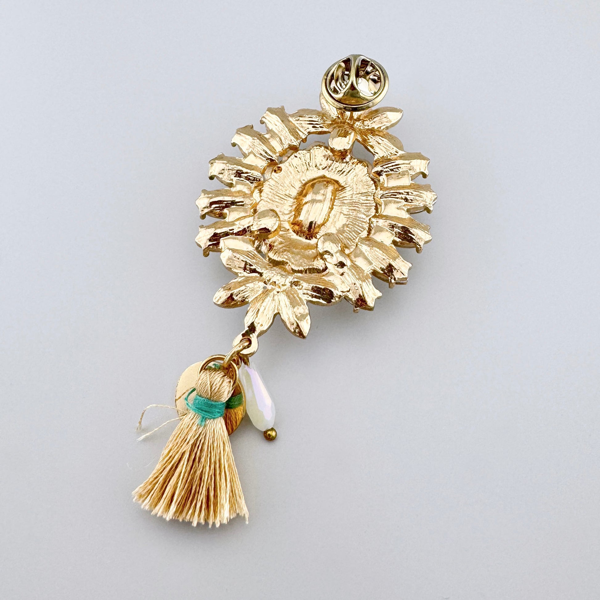 Broche fleur Sonata avec revers doré et pampille décorative