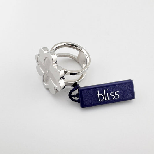 Kwiatowy pierścionek Bliss Gioielli o polerowanej formie i wyrazistym dekorze