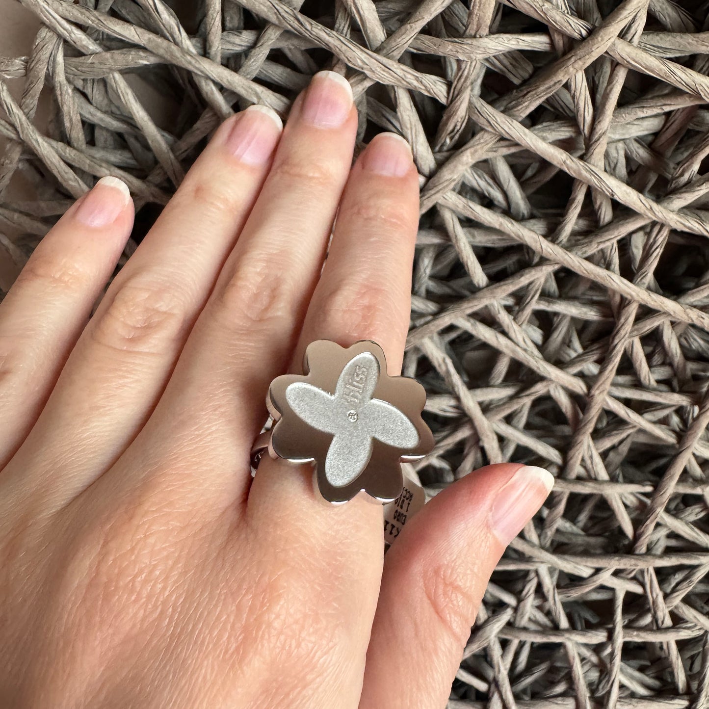 Flower ring Bliss Gioielli worn on the hand with a bold polished shape