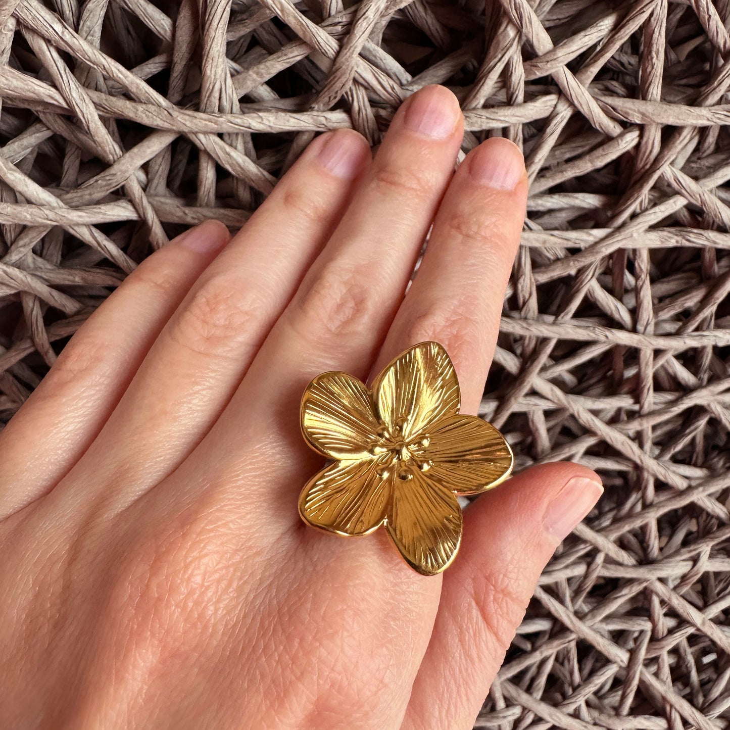 Gold flower statement ring Cannelle worn on the hand with sculptural petals