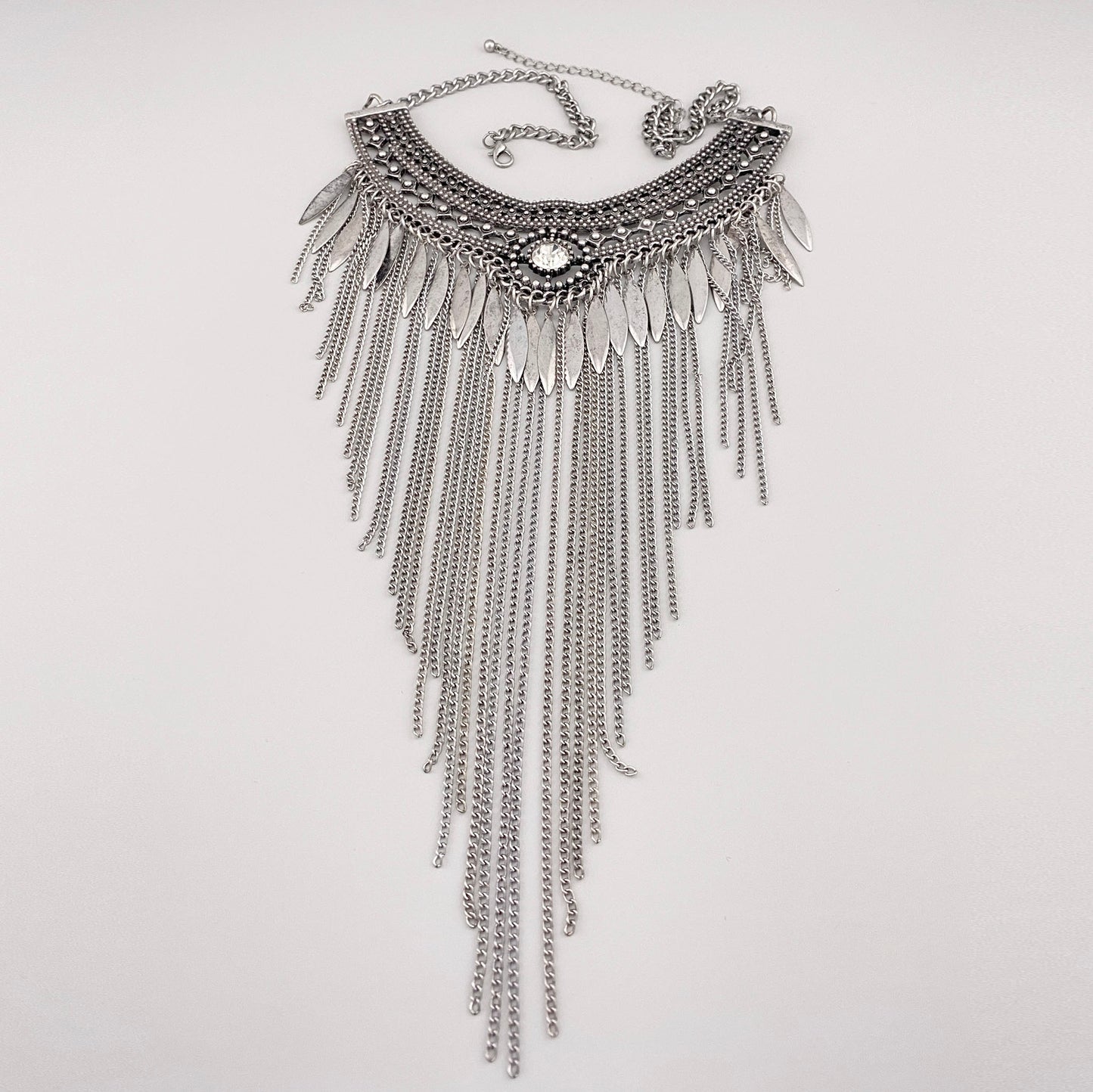 Naszyjnik Pimkie ze srebrzystymi frędzlami, ażurową górą i bogatym dekoracyjnym układem