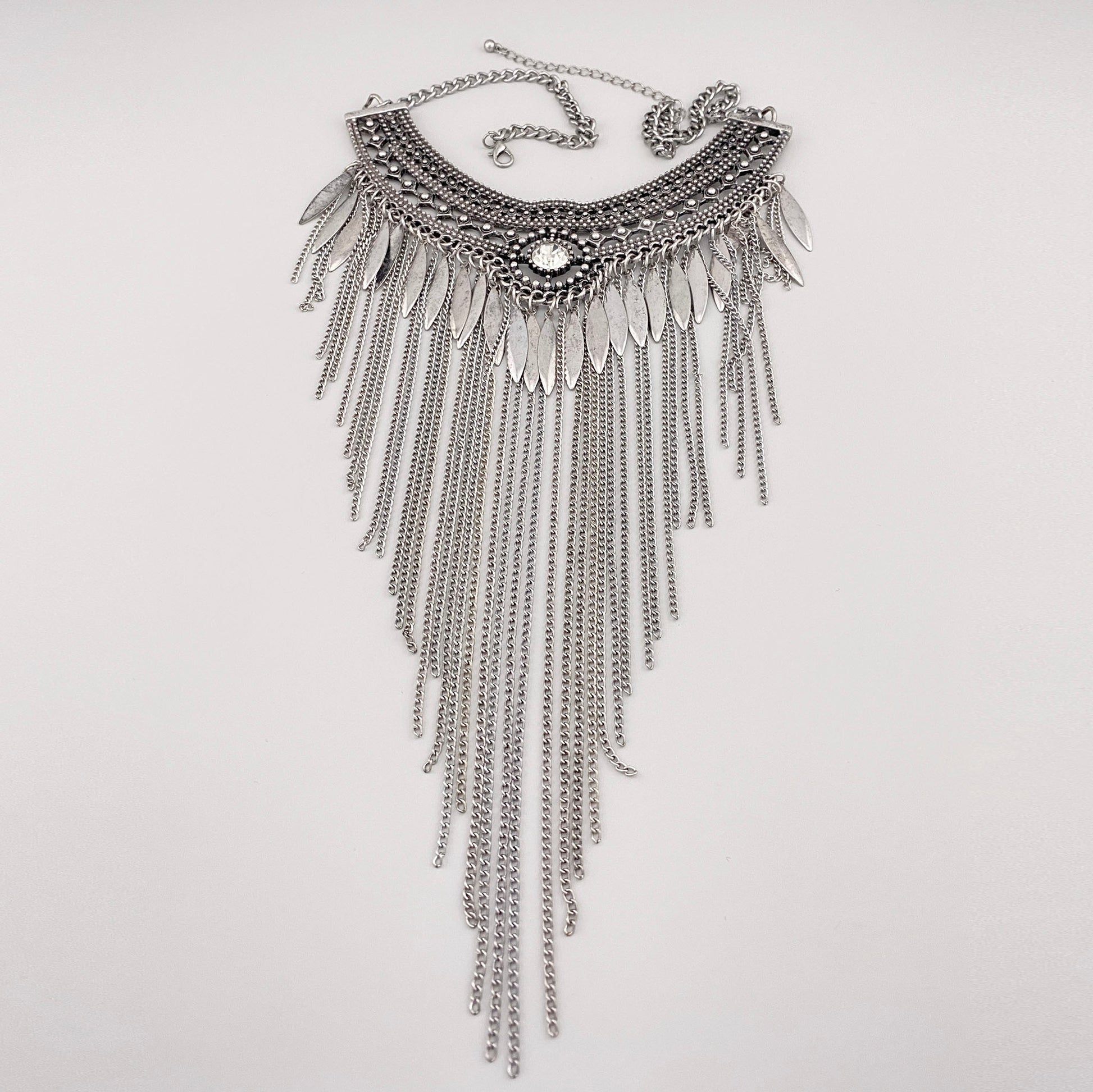 Naszyjnik Pimkie ze srebrzystymi frędzlami, ażurową górą i bogatym dekoracyjnym układem