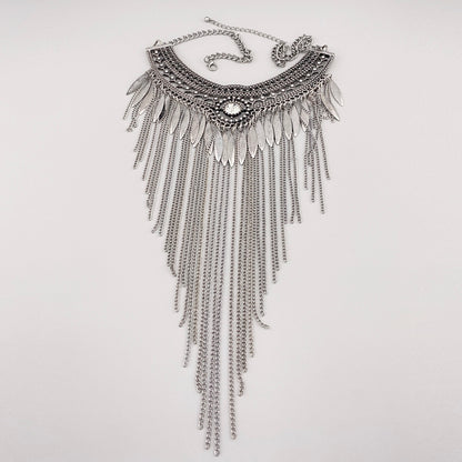 Naszyjnik Pimkie ze srebrzystymi frędzlami, ażurową górą i bogatym dekoracyjnym układem