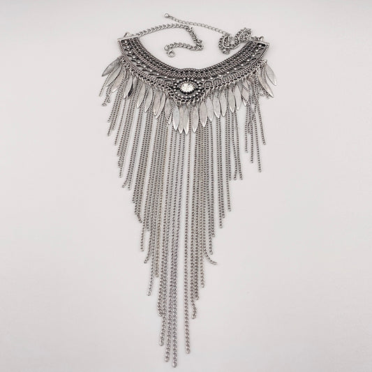 Naszyjnik Pimkie ze srebrzystymi frędzlami, ażurową górą i bogatym dekoracyjnym układem