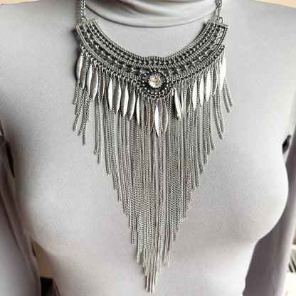 Fringe necklace Pimkie worn on the neck with long silver-tone chains and a statement shape