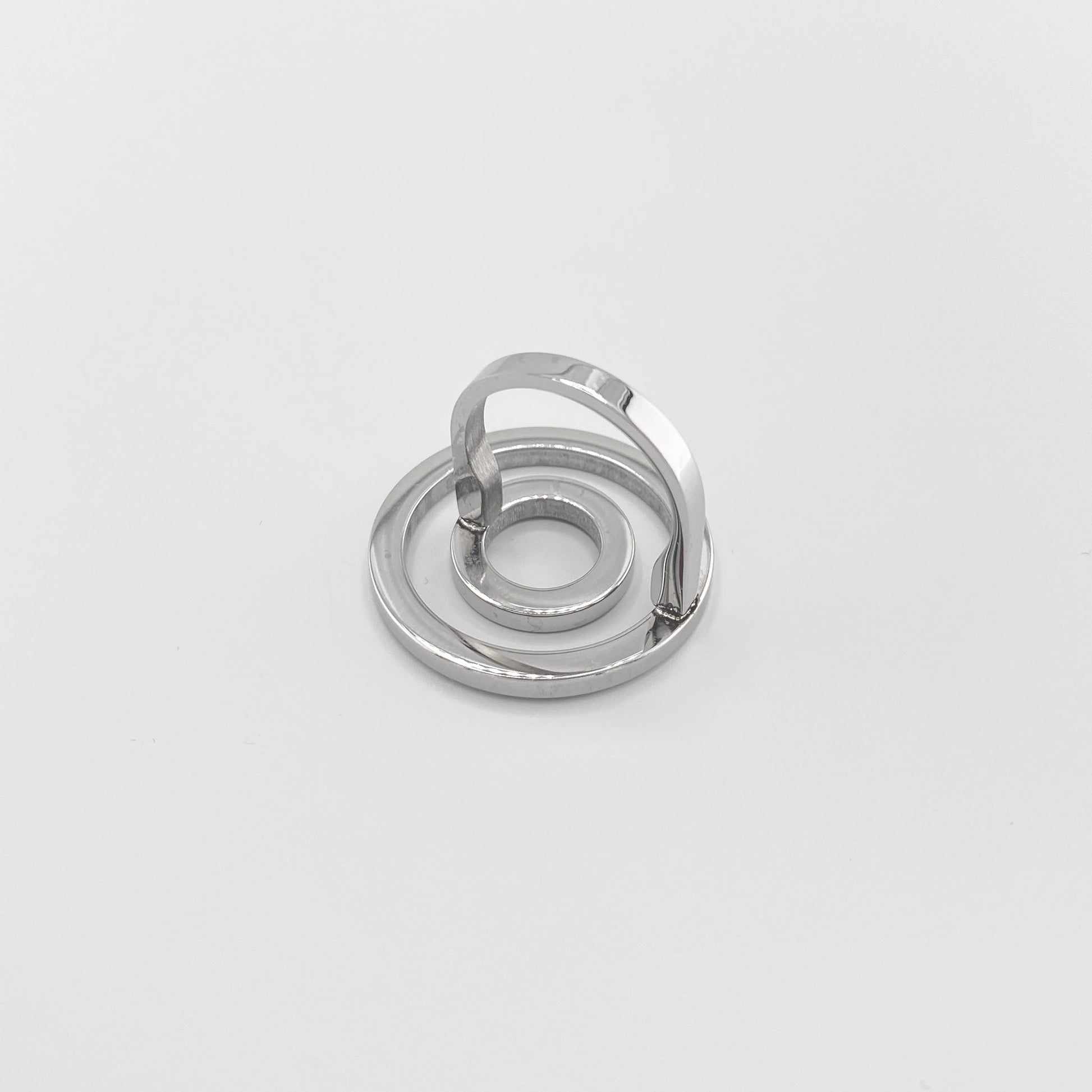 Bague argentée futuriste avec cercles concentriques vue du dessus
