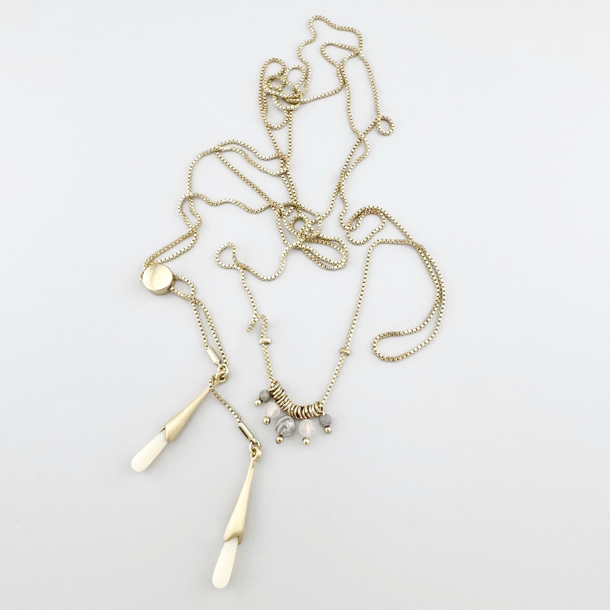 Collar Pilgrim con piedras naturales y detalles dorados en diseño 2 en 1 versátil