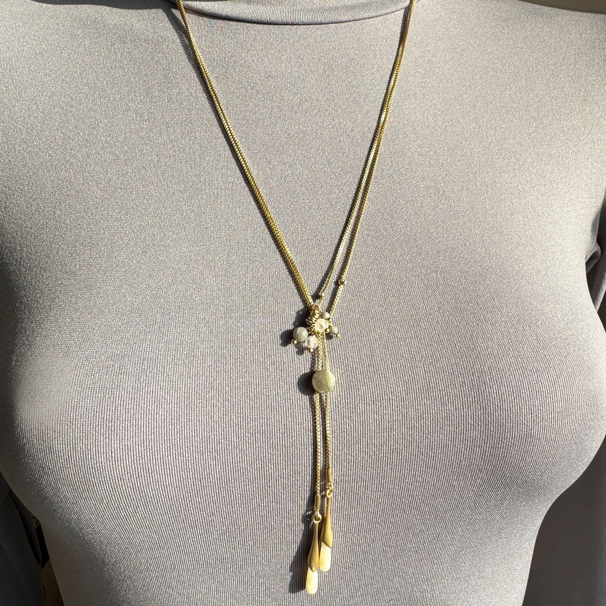 Collier Pilgrim doré avec pierres naturelles porté long en style minimaliste