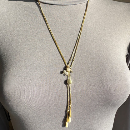 Collier Pilgrim doré avec pierres naturelles porté long en style minimaliste