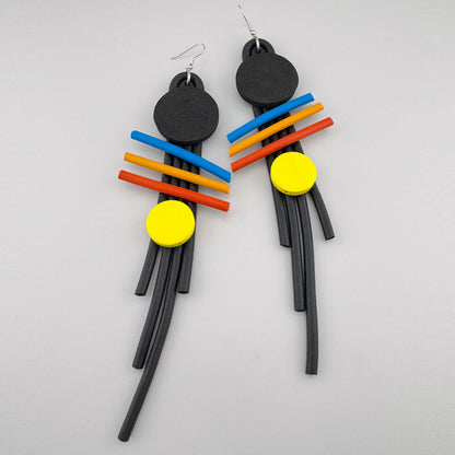 eometryczne kolczyki Sonata z czarnymi elementami i kolorowymi akcentami