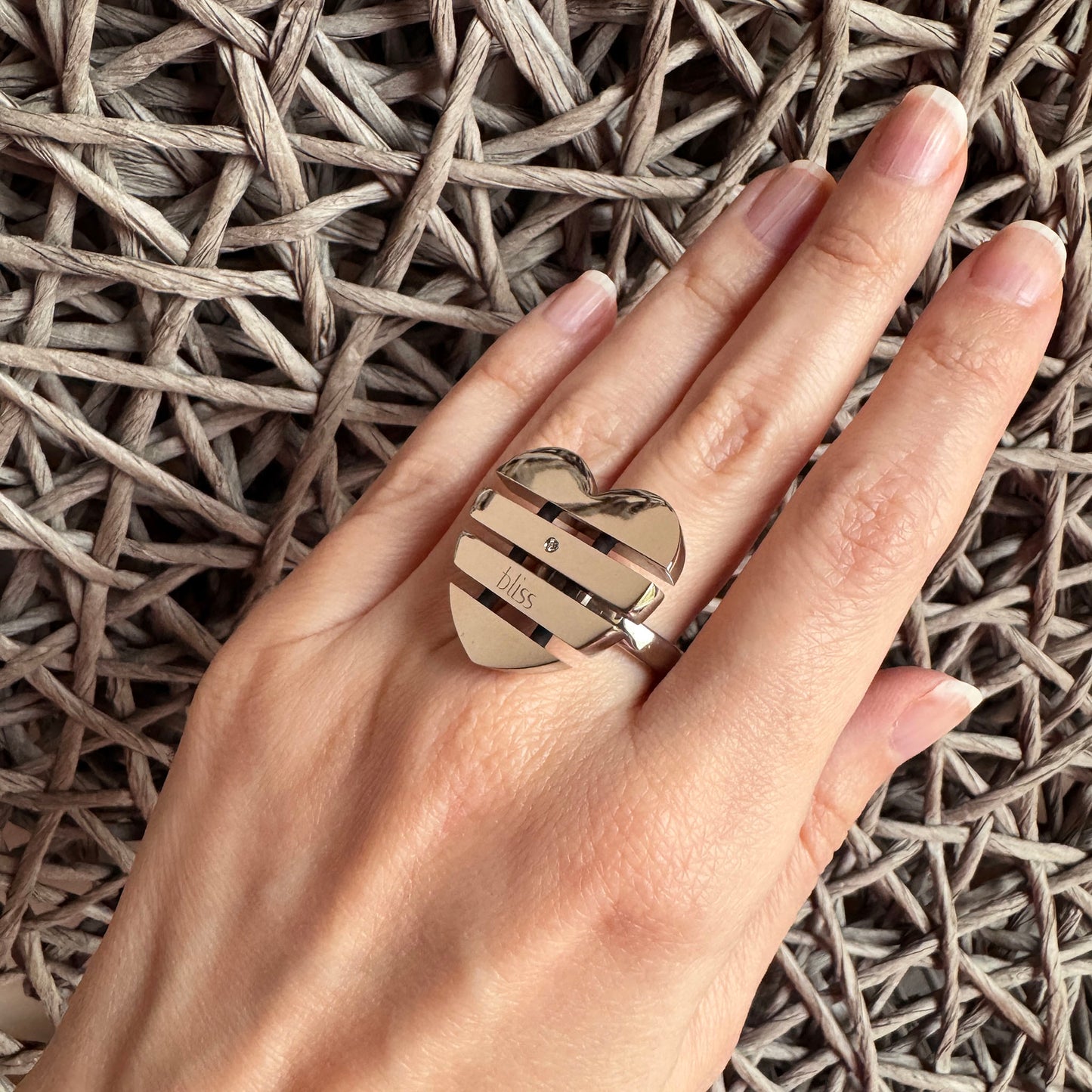 Ring in Herzform von Bliss Gioielli mit polierter, architektonischer Struktur